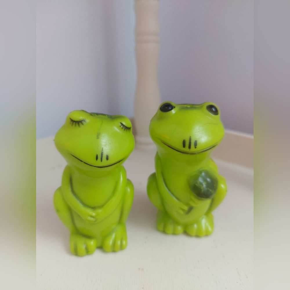 Vintage Frog mushroom Salt & Pepper shakers